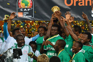 意甲球员在第12轮比赛中涂上红色面彩，向针对女性的暴力说不（意甲第12轮：球员以红色面彩发声，抵制针对女性的暴力）