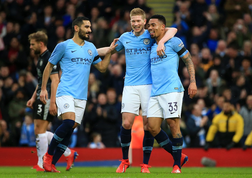 约罗：姆伯莫也会说法语，现在我们的团队就像一个大家庭