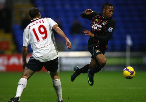 英超战报：B费2射1传，姆伯莫破门，曼联4-1狼队（英超快讯：B费梅开二度并送助攻，姆伯莫破门，曼联4-1击败狼队）