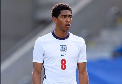 巴黎人报：一极端球迷组织庆祝成立20周年，在埃菲尔铁塔大放焰火