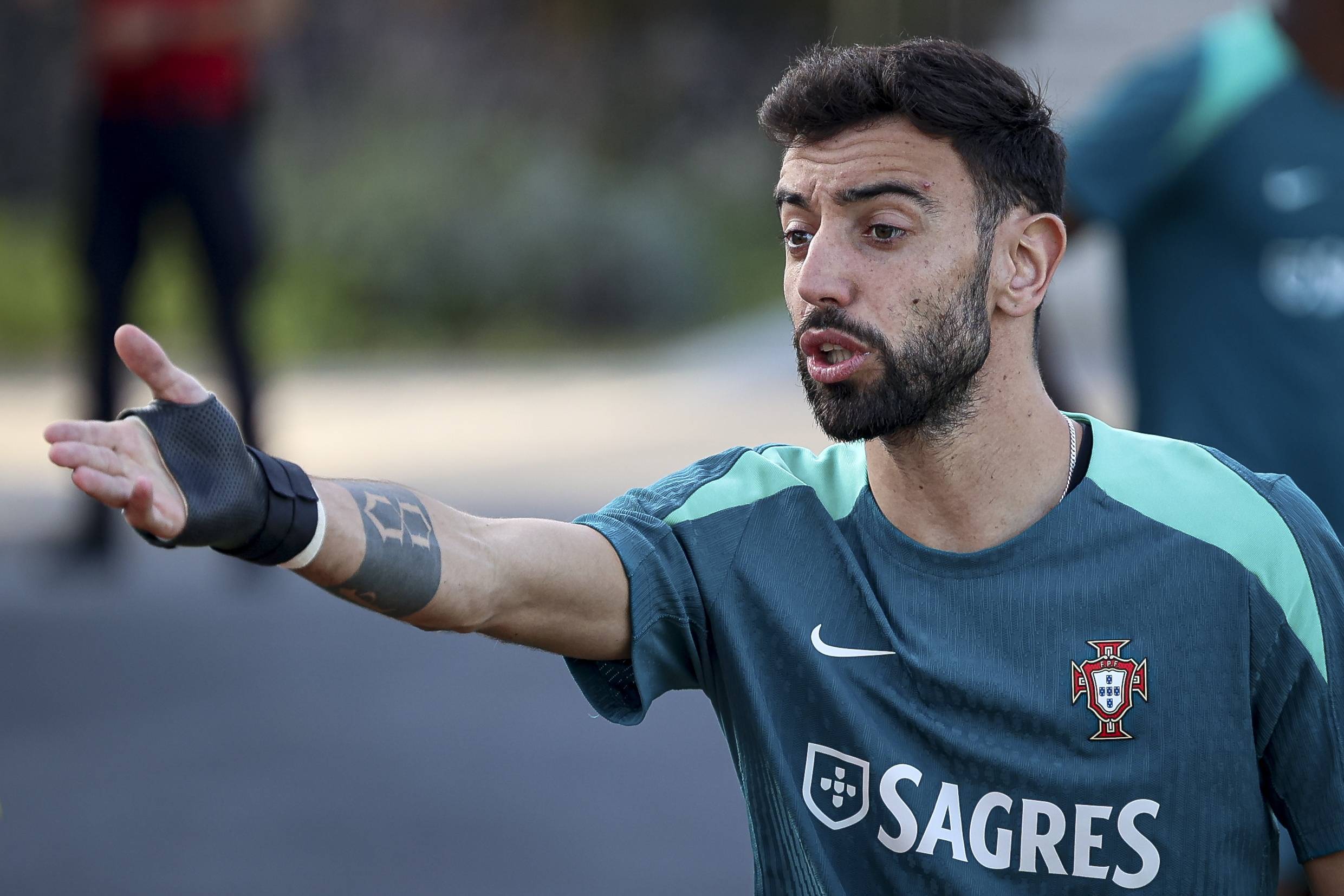 姆巴佩左腿肌肉不适缺席欧冠对阵曼城（左腿肌肉不适，姆巴佩无缘欧冠对阵曼城）