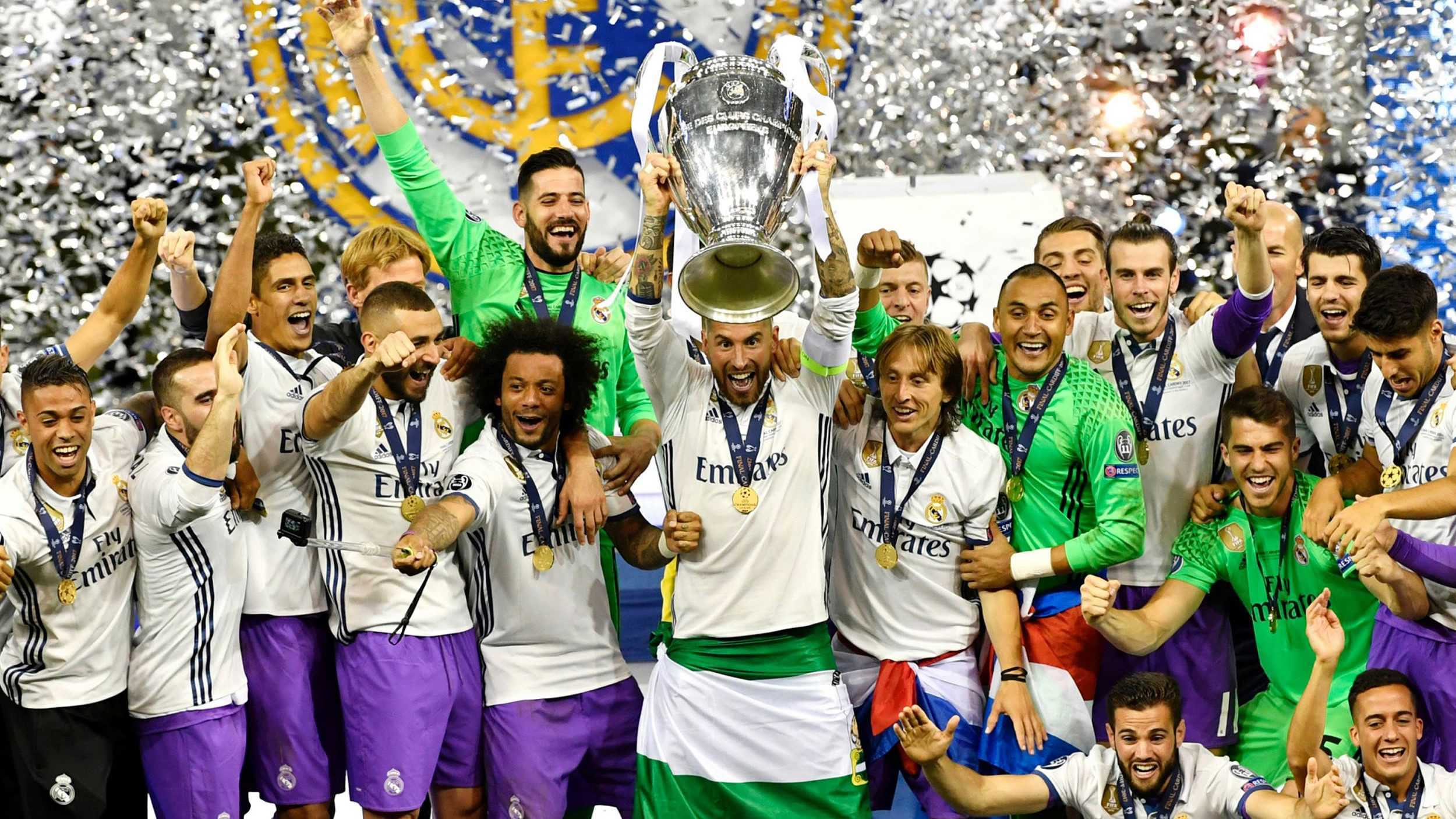 白衣下边是红衣，香港行期间一阿森纳球迷卧底在热刺球迷看台