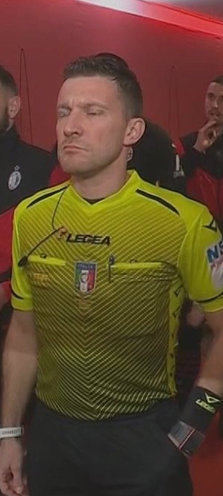 曼联前锋齐尔克泽面临转会，俱乐部对其持开放态度，但仍在培养塞斯科，寻求锋线补充，转会市场激烈争夺中。