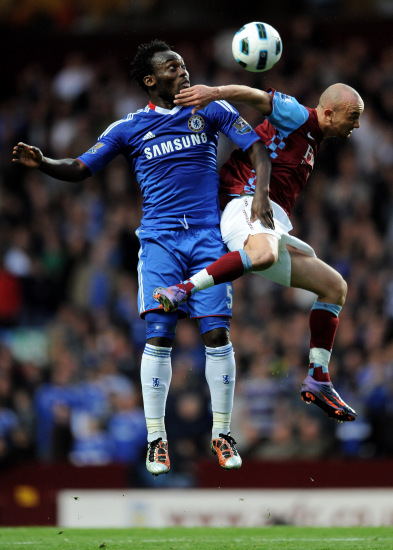 布莱顿球员三笘薰与日本战犯合影引发争议，俱乐部致歉未提菲律宾球迷，引发不满。